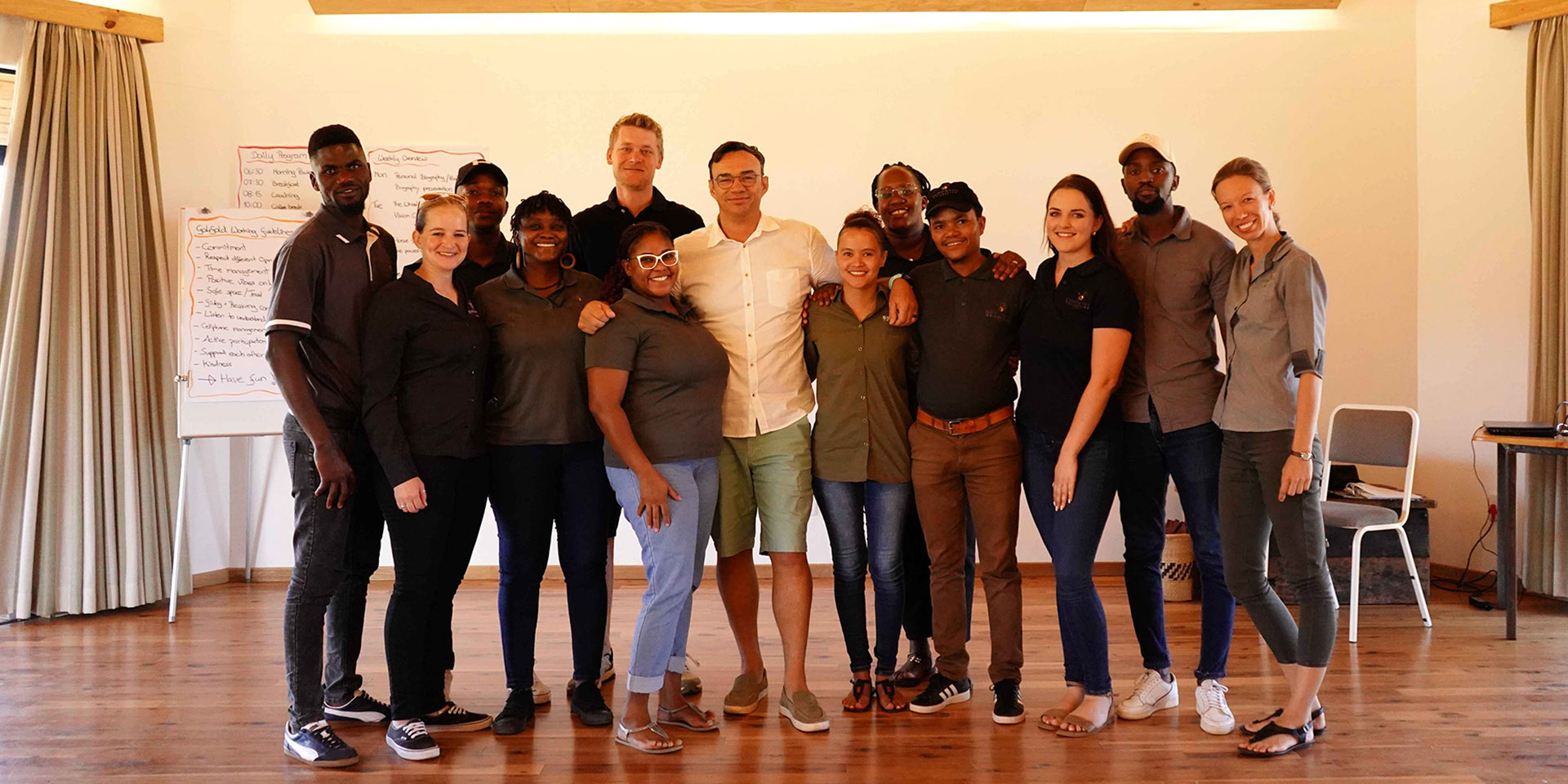 Gruppe Namibier, die f129r Foto posiert